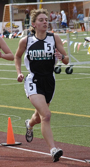 Theresa Edwards running at a May 2009 track and field meet.