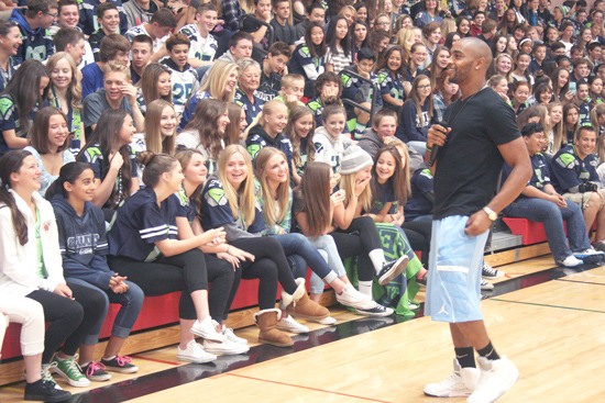 Seahawks receiver Doug Baldwin visits North Tapps Middle School to celebrate the school’s green status.