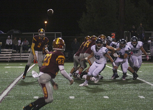 Jordan Johnson is the target for Enumclaw High quarterback Scoty Garvin during Friday night’s Hornet victory over visiting Auburn Riverside. Enumclaw