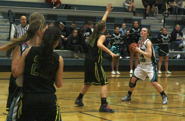 Mekenzie Voellger looks for an opening to pass the ball. Voellger scored 26 points Tuesday night.