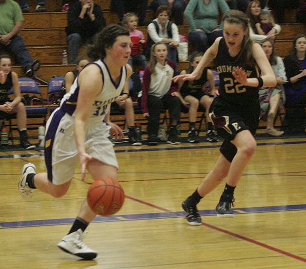 Hornet Kylie Rademacher closes in on a Columbia River guard.