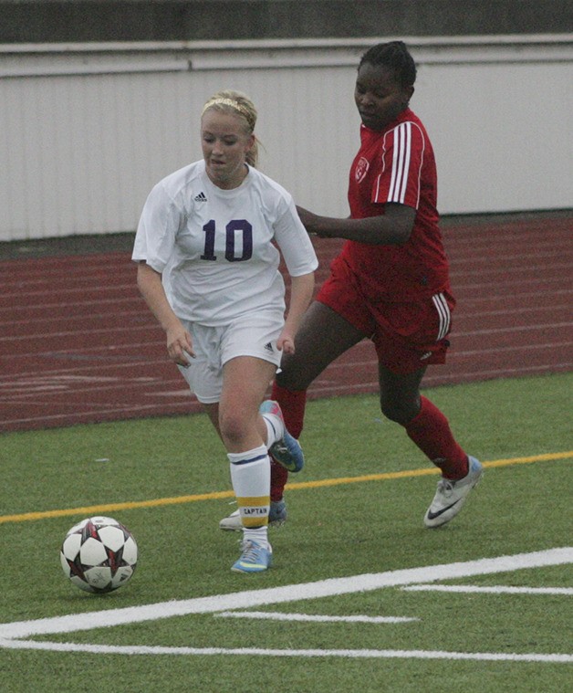 Sumner junior Brooke Lancaster dribbles the ball against Renton High School on Saturday