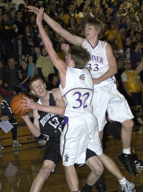 Sumner’s Brian Judkins  and Zeb Glissmeyer try to stop Bonney Lake’s Nathan Braun.