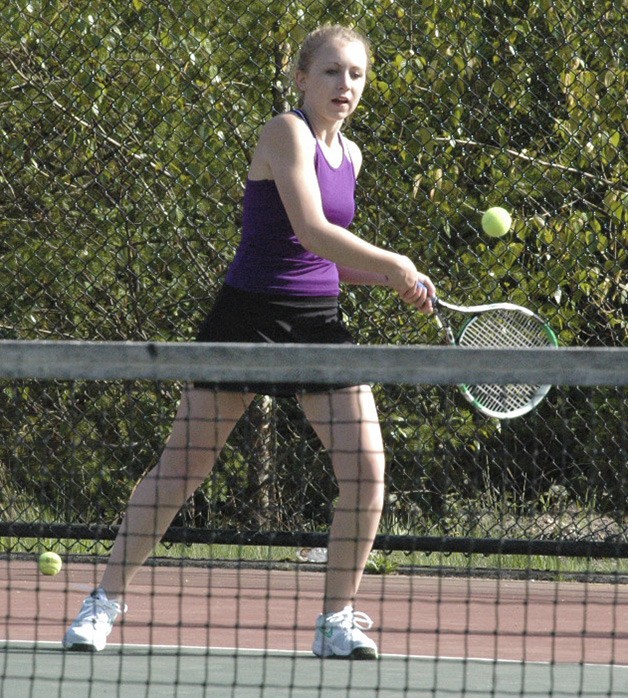 Sumner’s Lauren Baker focuses on the ball during her match against White River’s Danielle Carr Friday. Baker won 6-0