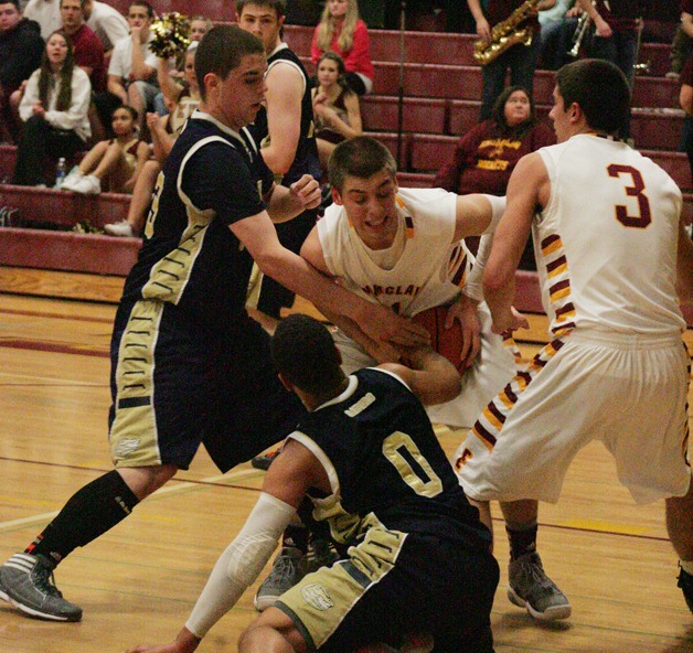 Perry Rockwood and Tony Chynoweth (3) battle for the ball against Decatur’s Ramere Rollins (0) and Chris Castro. Photo by Dennis Box