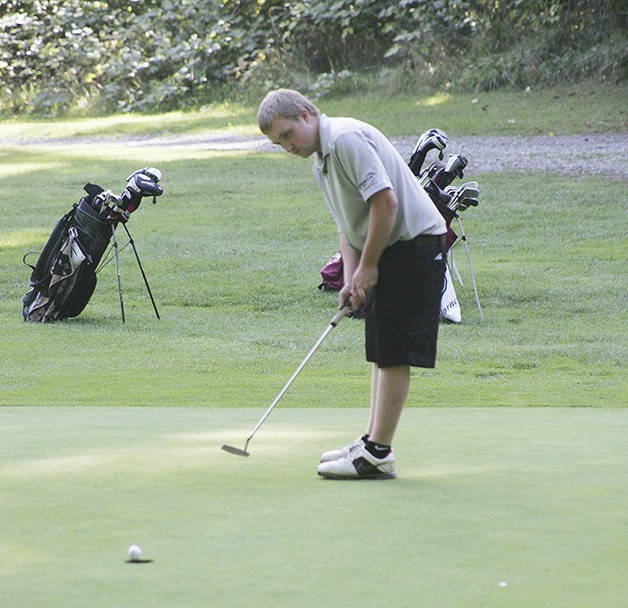 Enumclaw High’s  Kolton Tinney drops in a putt during the Hornets’ Sept. 18 victory over Bonney Lake.