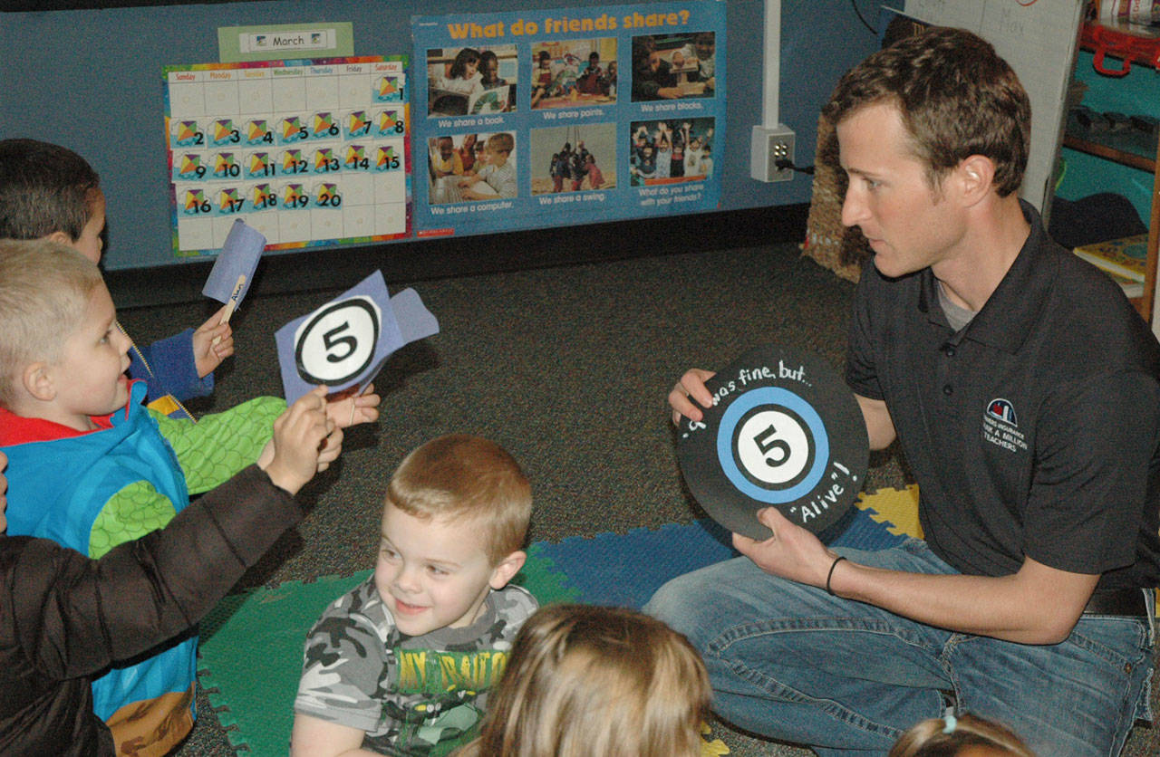 Kayse Kahne returned home in 2014, spending time with students at Southwood Elementary School. Kahne had walked the Southwood halls while growing up in Enumclaw. File photo by Kevin Hanson