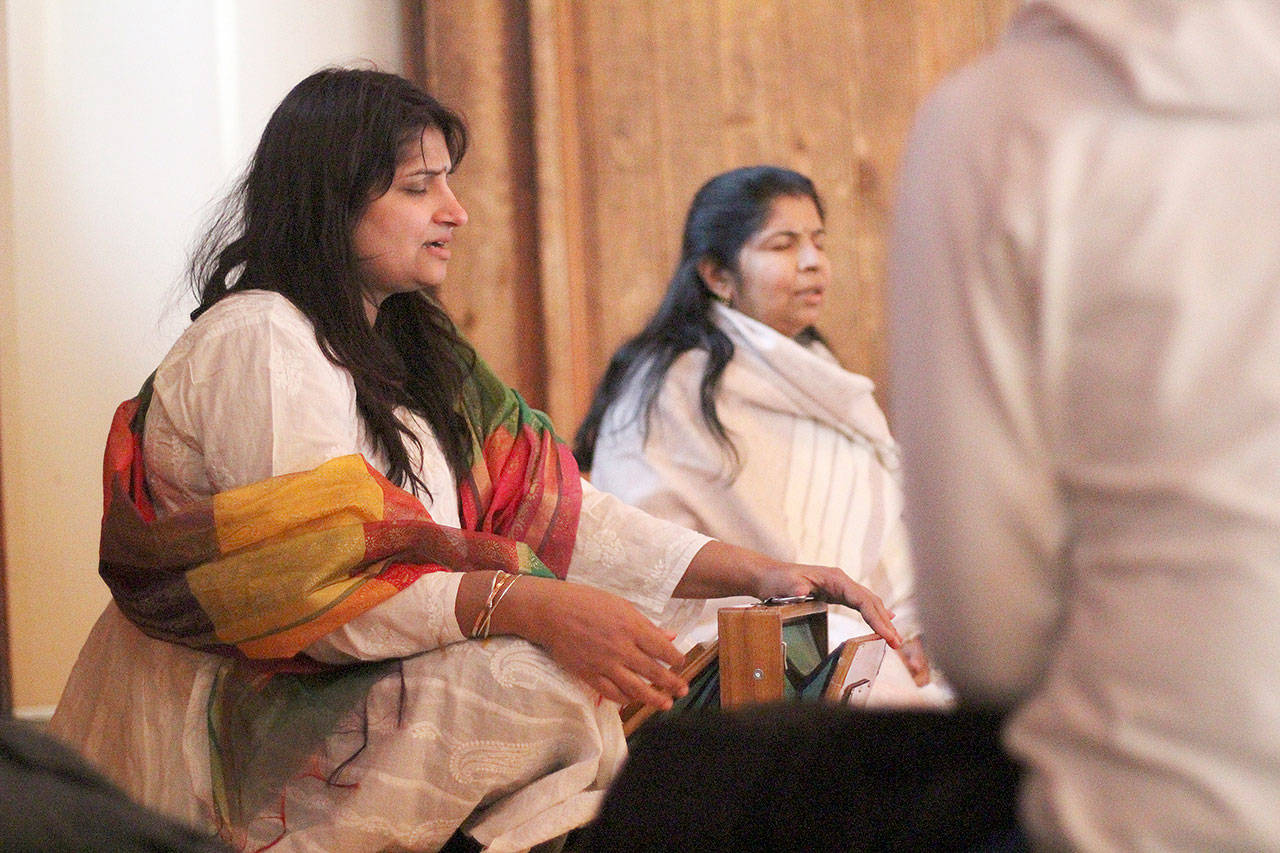 Lax Burt playing a shruti box and leading a practice chanting session with her sister, Abhliasha Iyer, before the Samsarafest 2018 Opening Ceremony. Photo by Ray Miller-Still