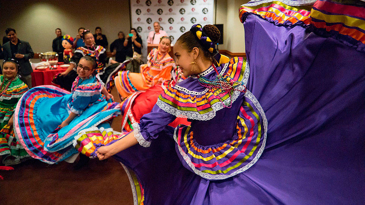 The Escuela de la Vida recently hosted a Clases de Baile Folkorico Mexicano (Mexican Folkloric Dance Classes) at Enumclaw’s Southwood Elementary on Oct. 9. The grassroot organization’s next event is a community resource fair on Oct. 18. Image courtesy King County Library System