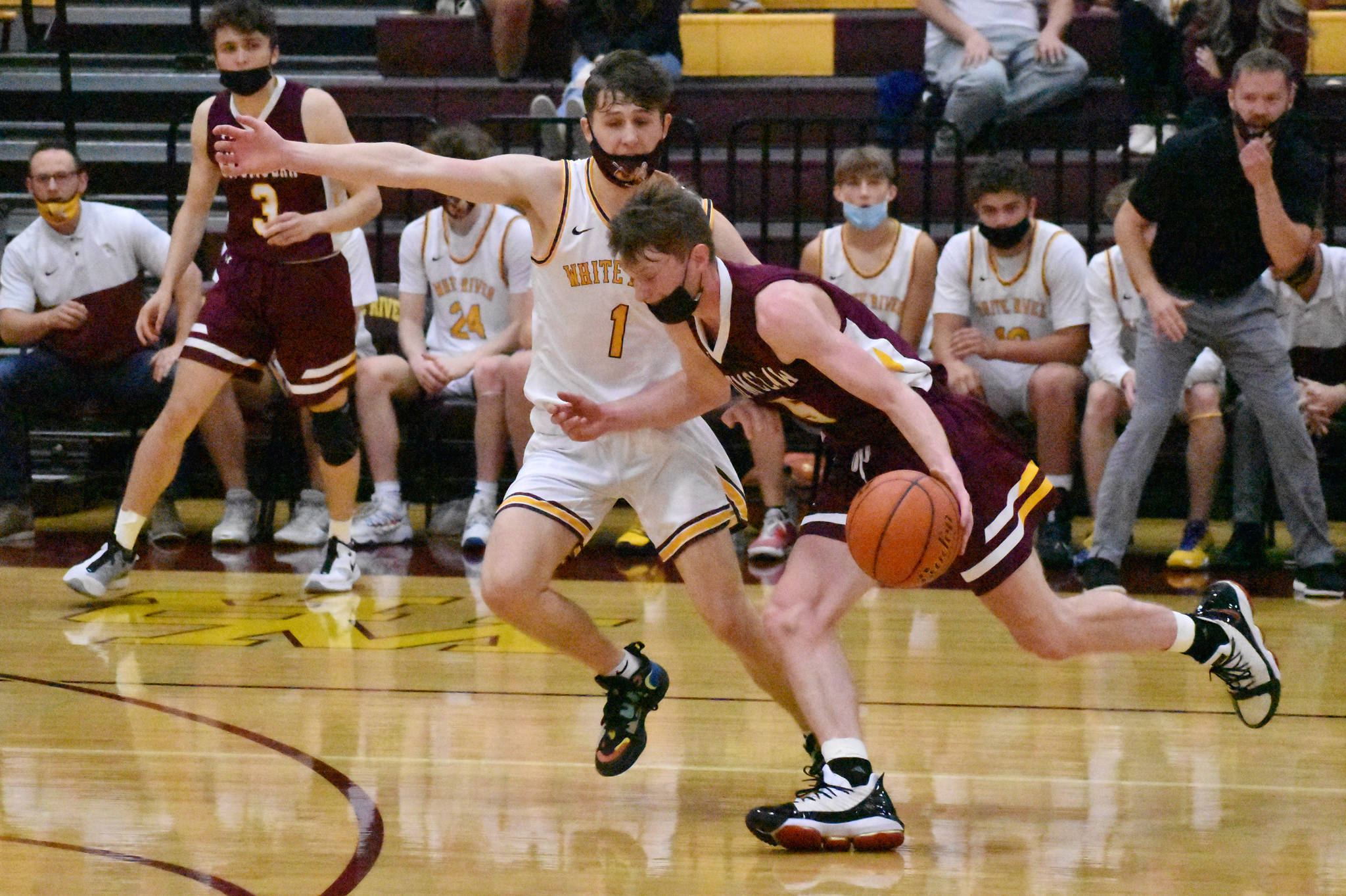 PHOTOS BY KEVIN HANSON Boys’ basketball teams from White River and Enumclaw battled in the opening round of the SPSL 2A tournament, with the winner advancing to the tourney championship the following night. Playing on their home floor, the White River crew emerged victorious. At left, Wyatt Glissmeyer (3) heads upcourt, trailed by Enumclaw’s Carson Firnkoess (11). At right, Enumclaw’s John Leonard looks to get past the defense of White River’s Will Schroeder.