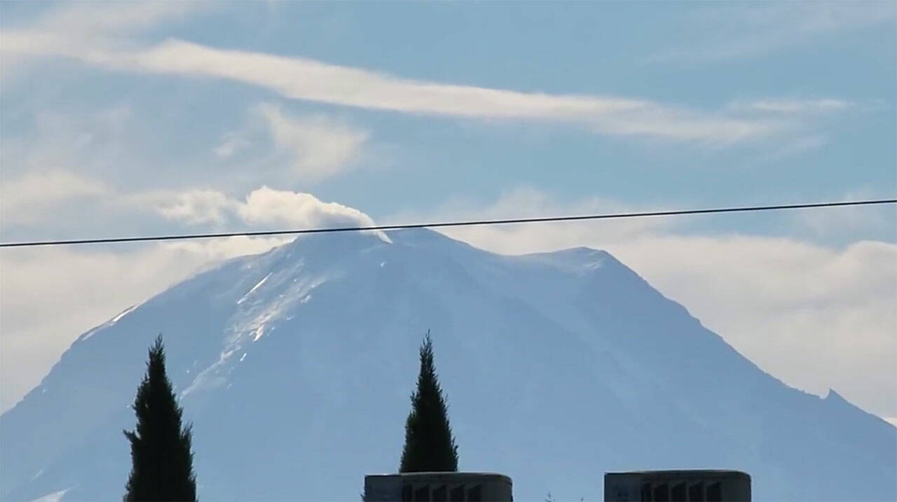 A video from KOMO’s Kristin Clark, posted Sept. 7 on Twitter, appeared to show Mount Rainier venting. Screenshot