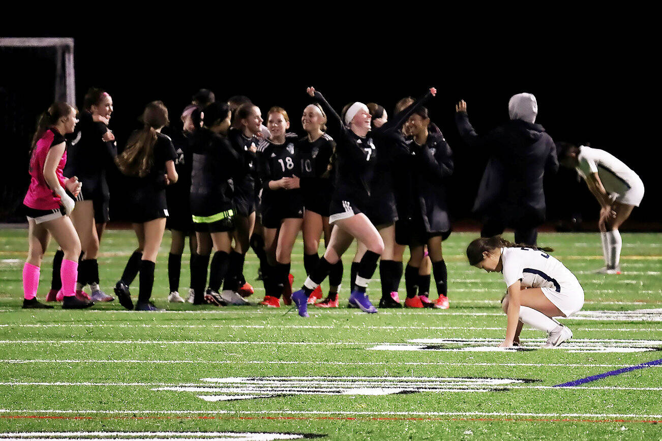 Bonney Lake Panthers celebrate the victory over the Southridge Suns. Photo by Andy Orozco