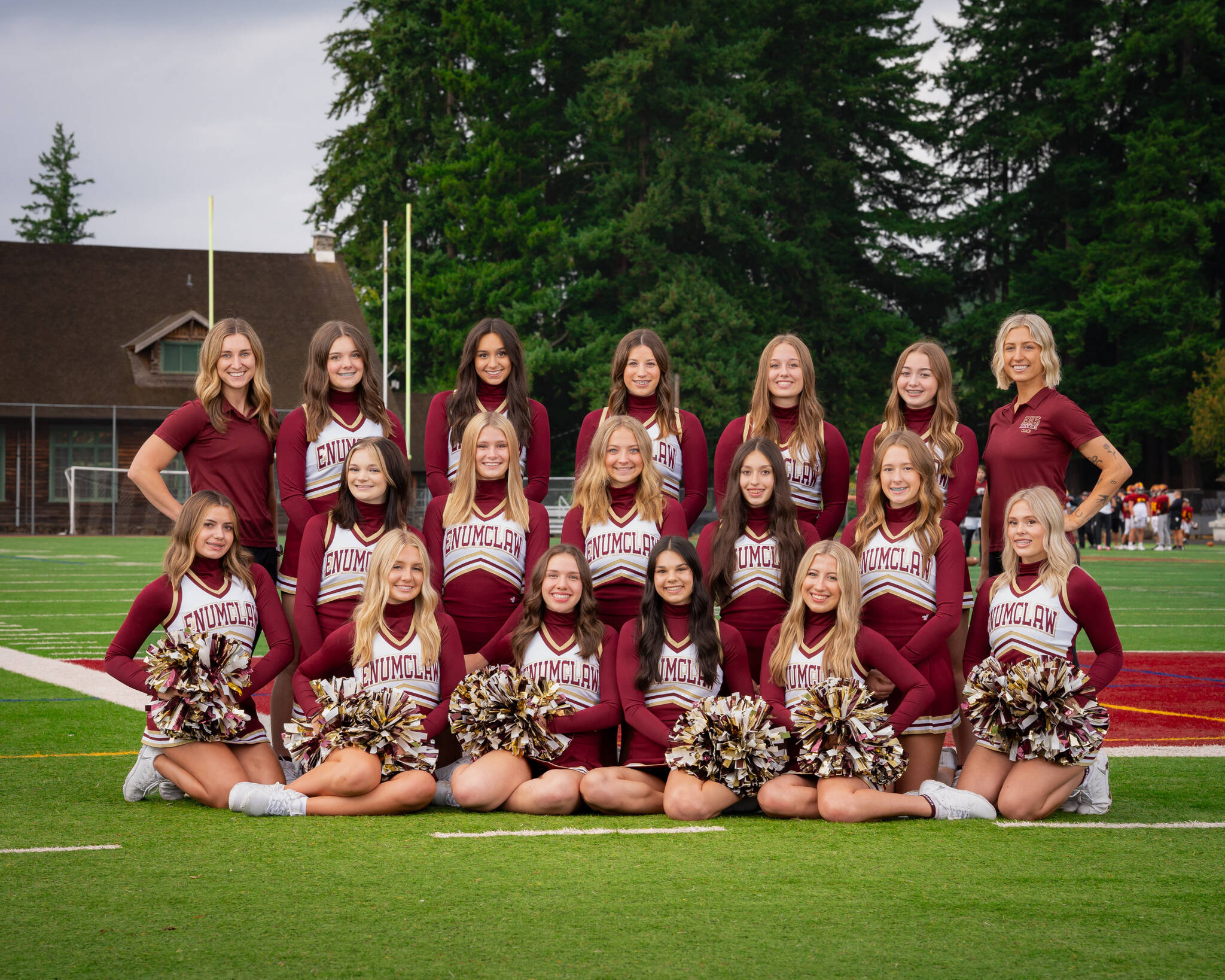 Photo by Timothy Dehnert / https://timmydphotography.com/
The Enumclaw cheer team.