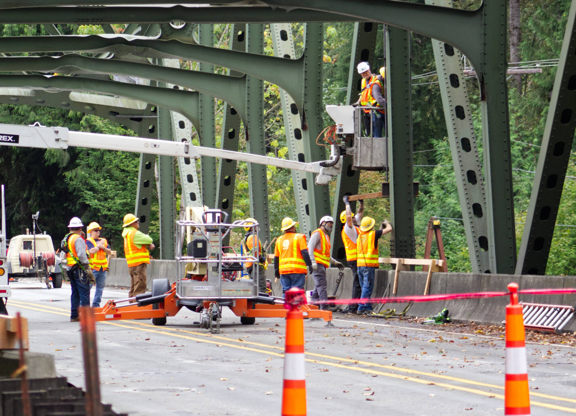 WSDOT crews working on installing temporary bracers on the White River Bridge on Sept. 8, during a press conference. Photo by Ray Miller-Still