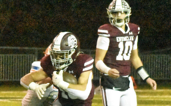 PHOTO BY KEVIN HANSON
EHS running back Paxton Patterson gained some tough yardage after taking a handoff from quarterback Gavin Trachte (10) during a the game against Auburn Mountainview on Oct. 16.
