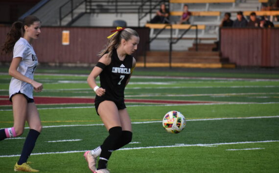 Sutton Kelsey controls the ball for the Hornets. Ben Ray / Sound Publishing