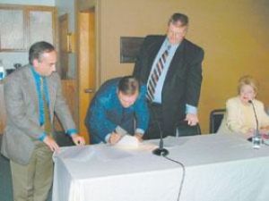 County and Cascade sign a Lake Tapps agreement