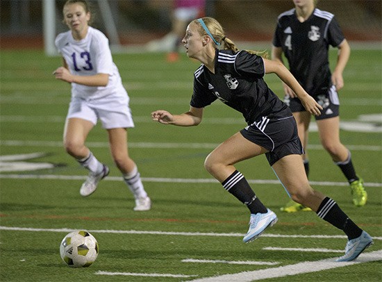Sumner junior Megan McDonald and Bonney Lake junior Lauren Hanbidge