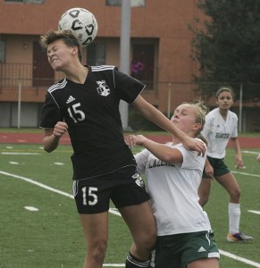 Bonney Lake’s Nastasya de Leon heads the ball against Timberline.