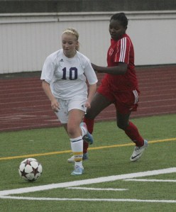 Sumner junior Brooke Lancaster dribbles the ball against Renton High School on Saturday