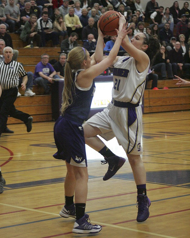 Sumner freshman Joy Mahnken looks to make a basket during Sumner’s  51-44 loss Friday against the Lake Washington Kangaroos.