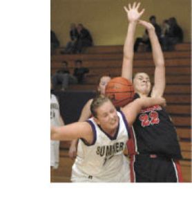 Sumner and Yelm battled Friday night on the Spartan floor.