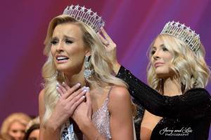 Abigail Hill, 19, is crowned Miss Washington by the 2017 title winner, Alex Carlson-Helo. Photo courtesy Jerry and Lois Photography