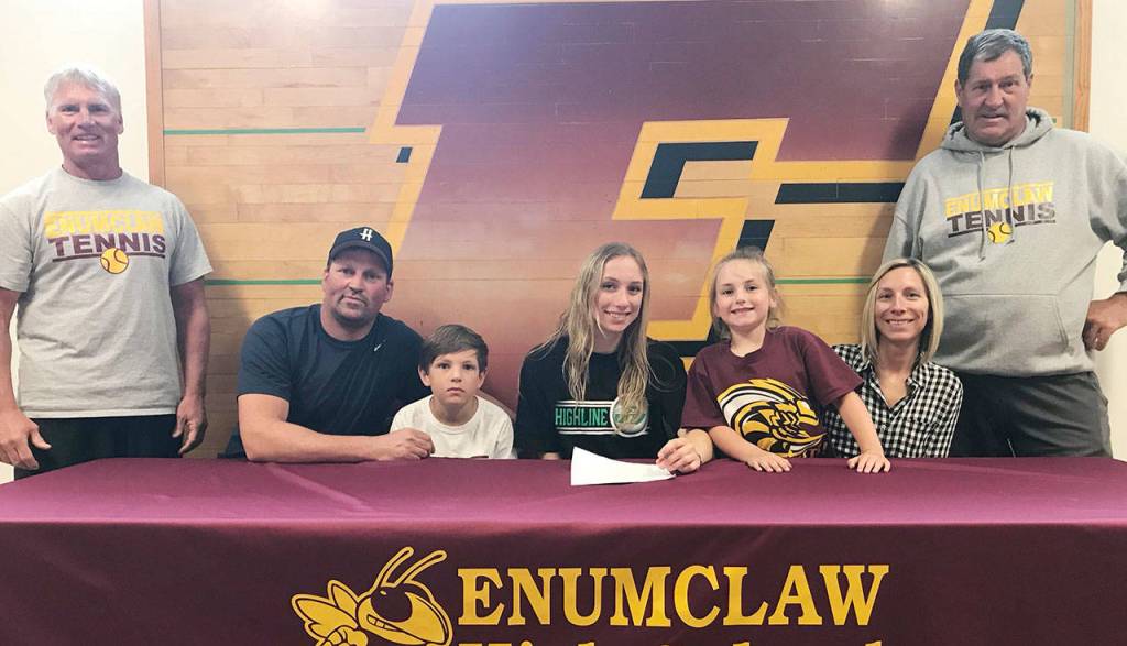 Three Hornets sign with colleges