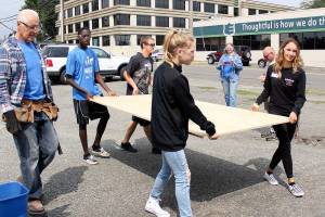 Free construction classes help make community connections