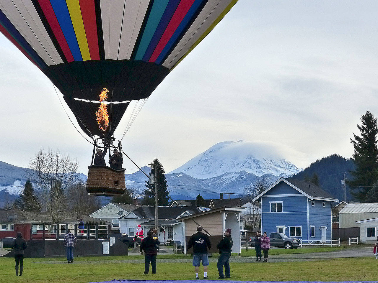 Covington balloonists Vic and Mandy Johnson visited Enumclaws Dwight Garrett Park last week in order to dry out their equipment for the winter, but ended up treating many residents to some impromptu tethered balloon rides. Photo courtesy Tracy Delphia