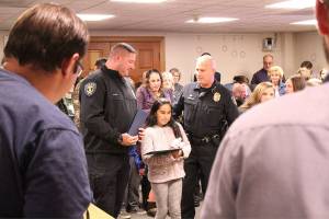 Policía local, niño bilingüe salva la vida del bebé