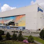Boeing plants in Puget Sound area to close; infected Everett worker dies