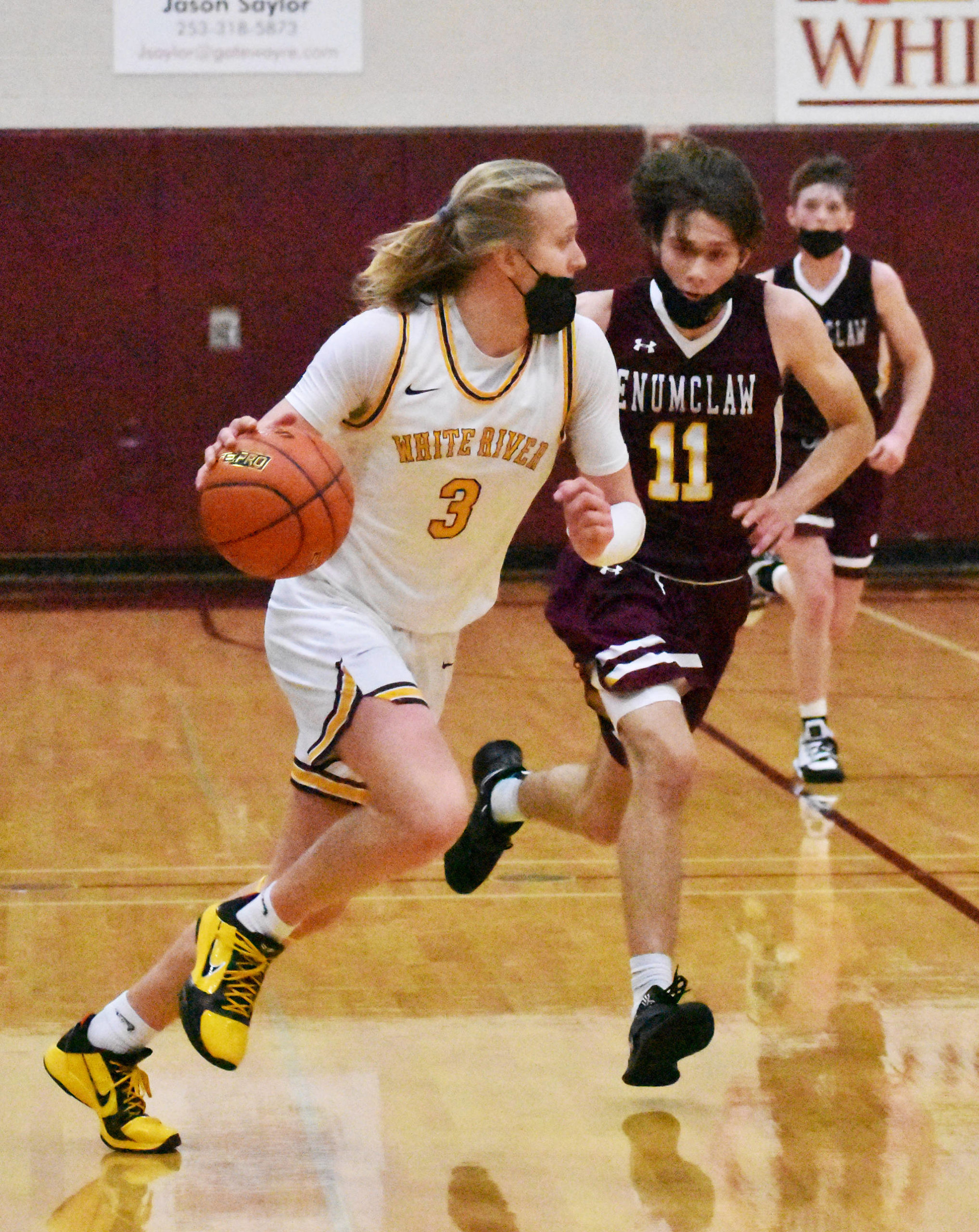 PHOTOS BY KEVIN HANSON Boys basketball teams from White River and Enumclaw battled in the opening round of the SPSL 2A tournament, with the winner advancing to the tourney championship the following night. Playing on their home floor, the White River crew emerged victorious. At left, Wyatt Glissmeyer (3) heads upcourt, trailed by Enumclaws Carson Firnkoess (11). At right, Enumclaws John Leonard looks to get past the defense of White Rivers Will Schroeder.