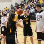 Ian Willis (5) passing to partner Towa Harris (1). Photo by Ray Miller-Still