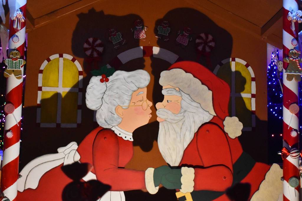 Santa and Mrs. Claus share a kiss in a display at the Mickelberry home.