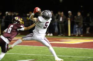 Photo by Todd Overdorf / sonscapeimages.com
EHS #5 Colton Paulson tracks the ball all the way to his hands for a large offensive gain in Enumclaws win for Battle of the Bridge.