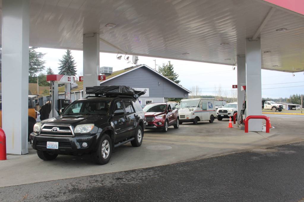 Dozens of cars lined up at the Cenex gas station in Black Diamond two days after the storm. Photo by Ray Miller-Still