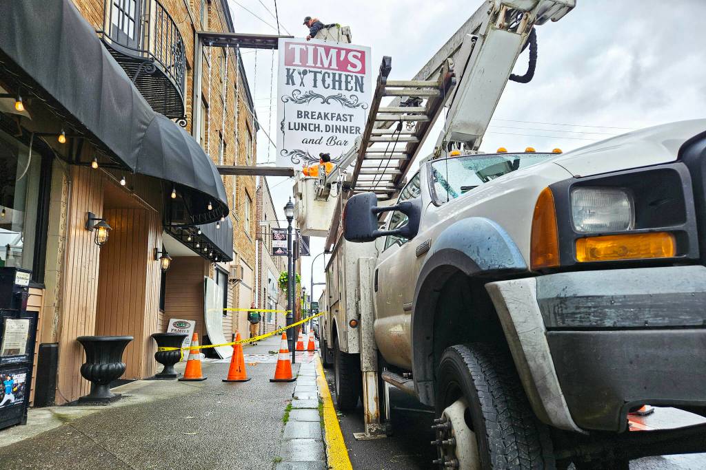Photo by Ray Miller-Still 
Tims Kitchen putting up its own sign up after The Lee restaurant closed late May.