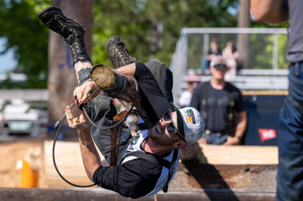 xxx
Devon Barker during the obstacle choker setting event. Photo by Ashley Britschgi / www.ashleyb.johnlscott.com