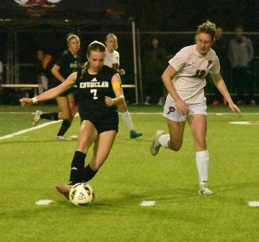 PHOTO BY KEVIN HANSON
EHS forward Sutton Kelsey races past a Prairie High defender during the Hornets November 12, home-field victory.