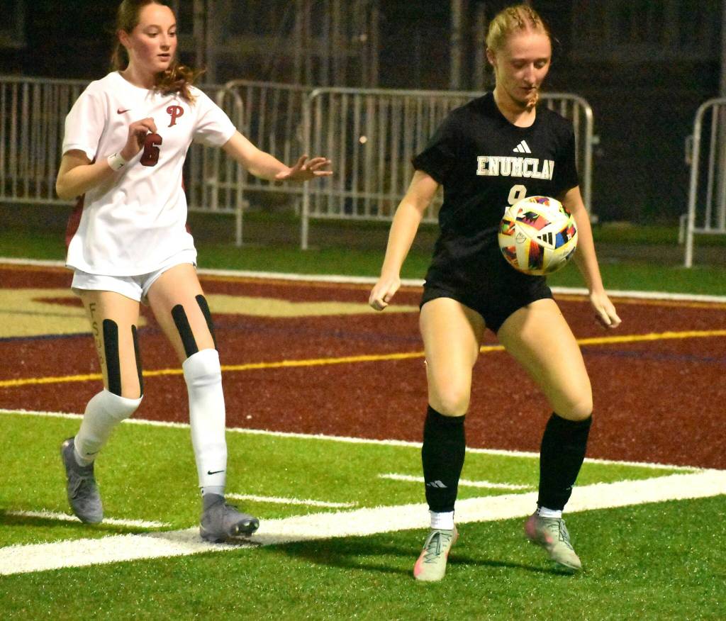 PHOTO BY KEVIN HANSON
EHS forward Sutton Kelsey races past a Prairie High defender during the Hornets November 12, home-field victory.
Enumclaw senior Clare Largent, one of the Hornet team captains, controls a loose ball during the teams state tournament opener at the Expo Center.