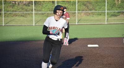 Blake Hanson runs to third base for Enumclaw. Ben Ray / Sound Publishing