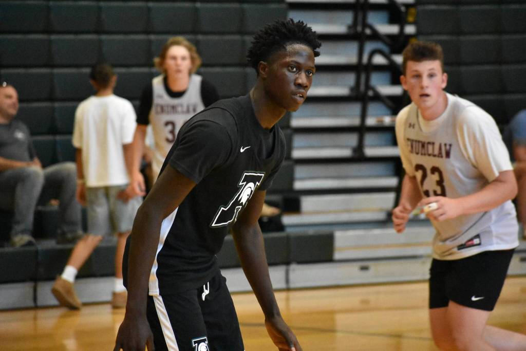 Auburn High wing Leroy Kinnay defends a player from Enumclaw. Ben Ray / The Reporter